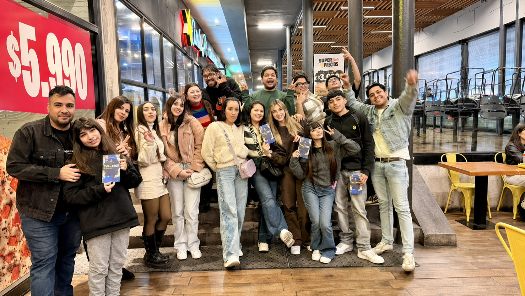 Jóvenes compartiendo en comunidad