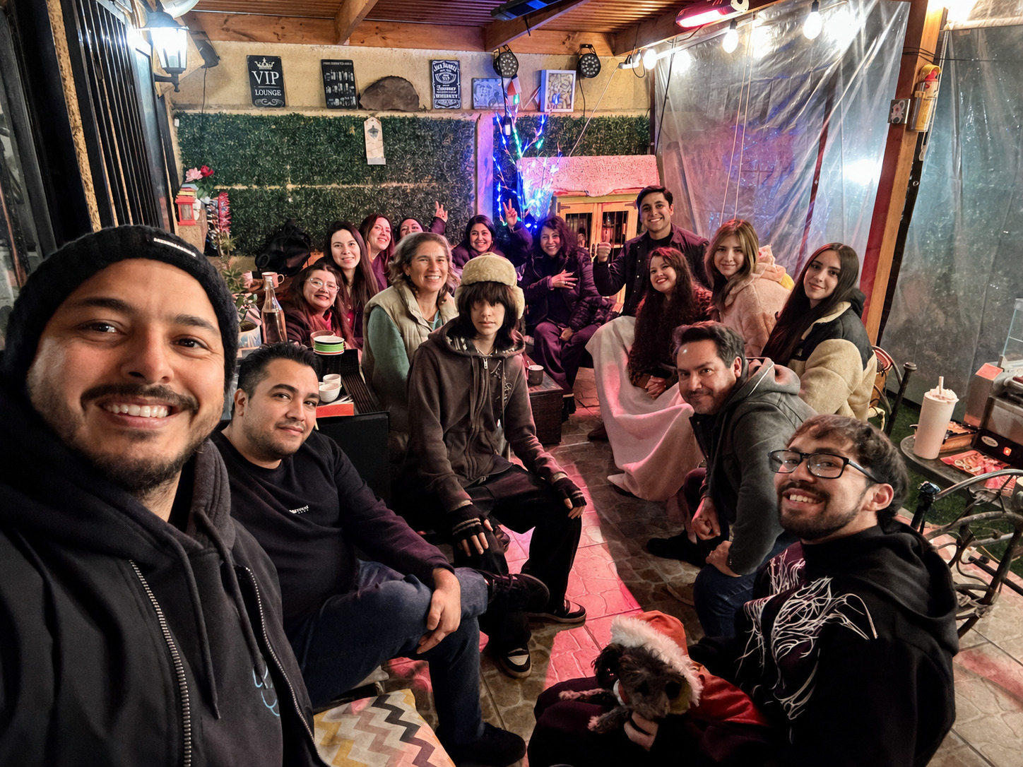 Grupo de cuidado de Libertad Iglesia compartiendo en una casa